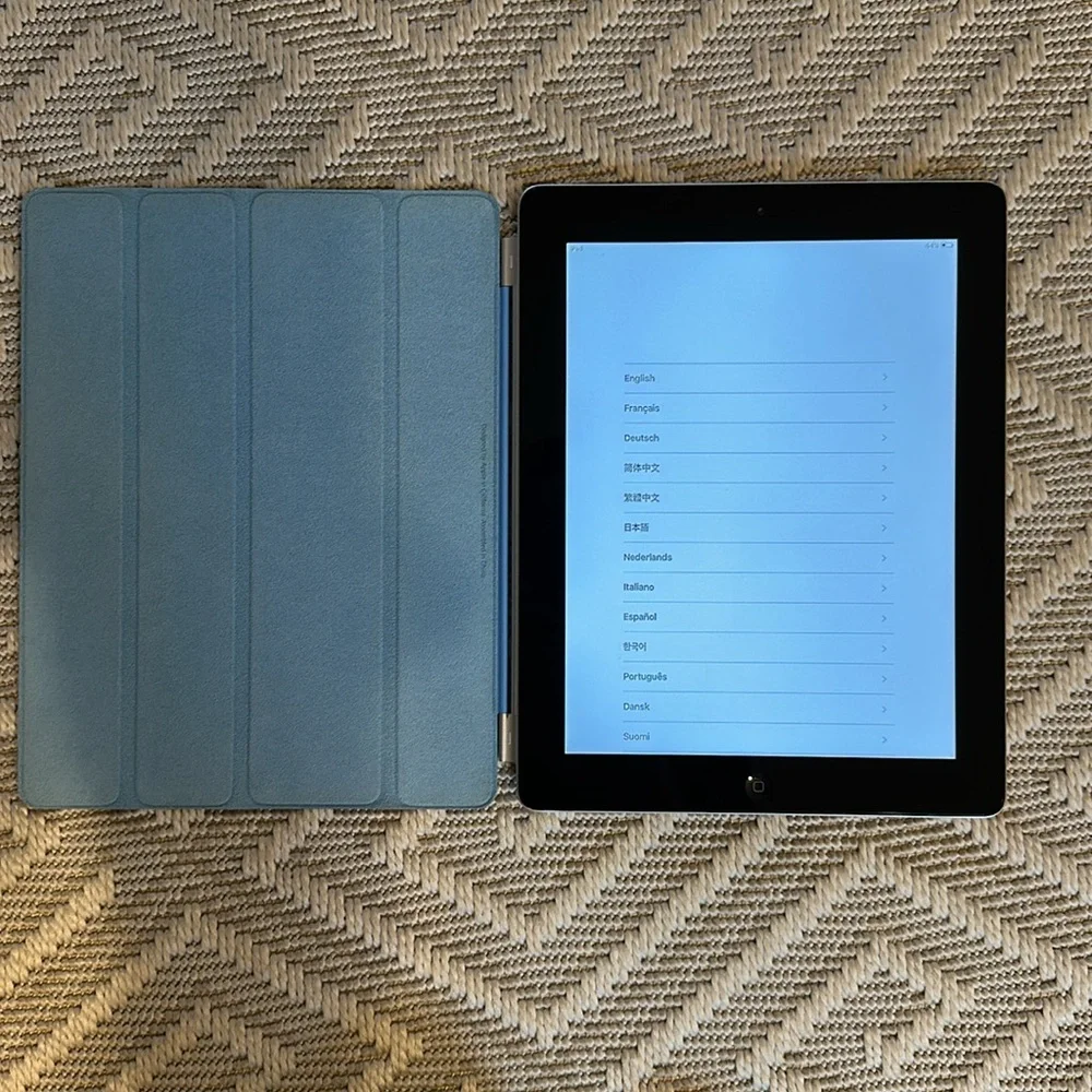 iPad 2nd gen - 16GB- with blue magnetic Apple ScreenProtector/ Cover